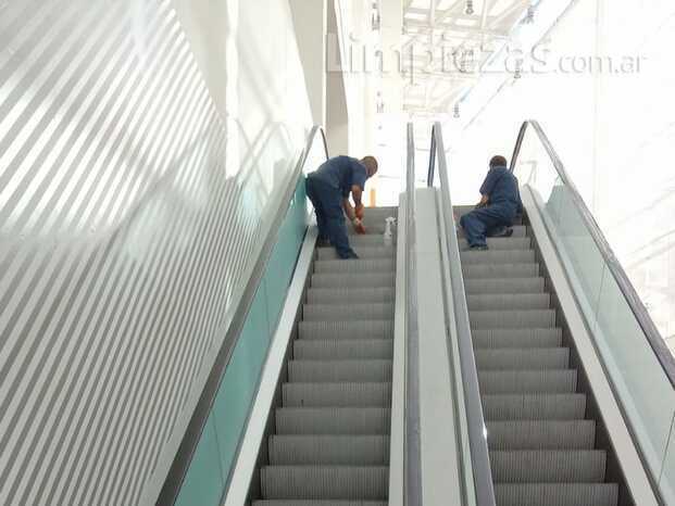 ESCALERA MECANICA EN CENTRO COMERCIAL.jpg