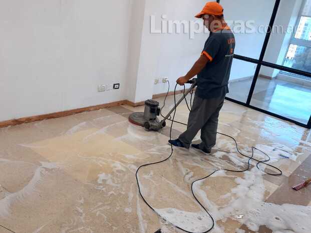 Limpieza pisos con maquina