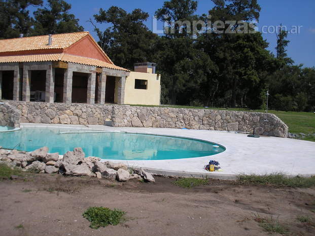 Piscina irregular de campo